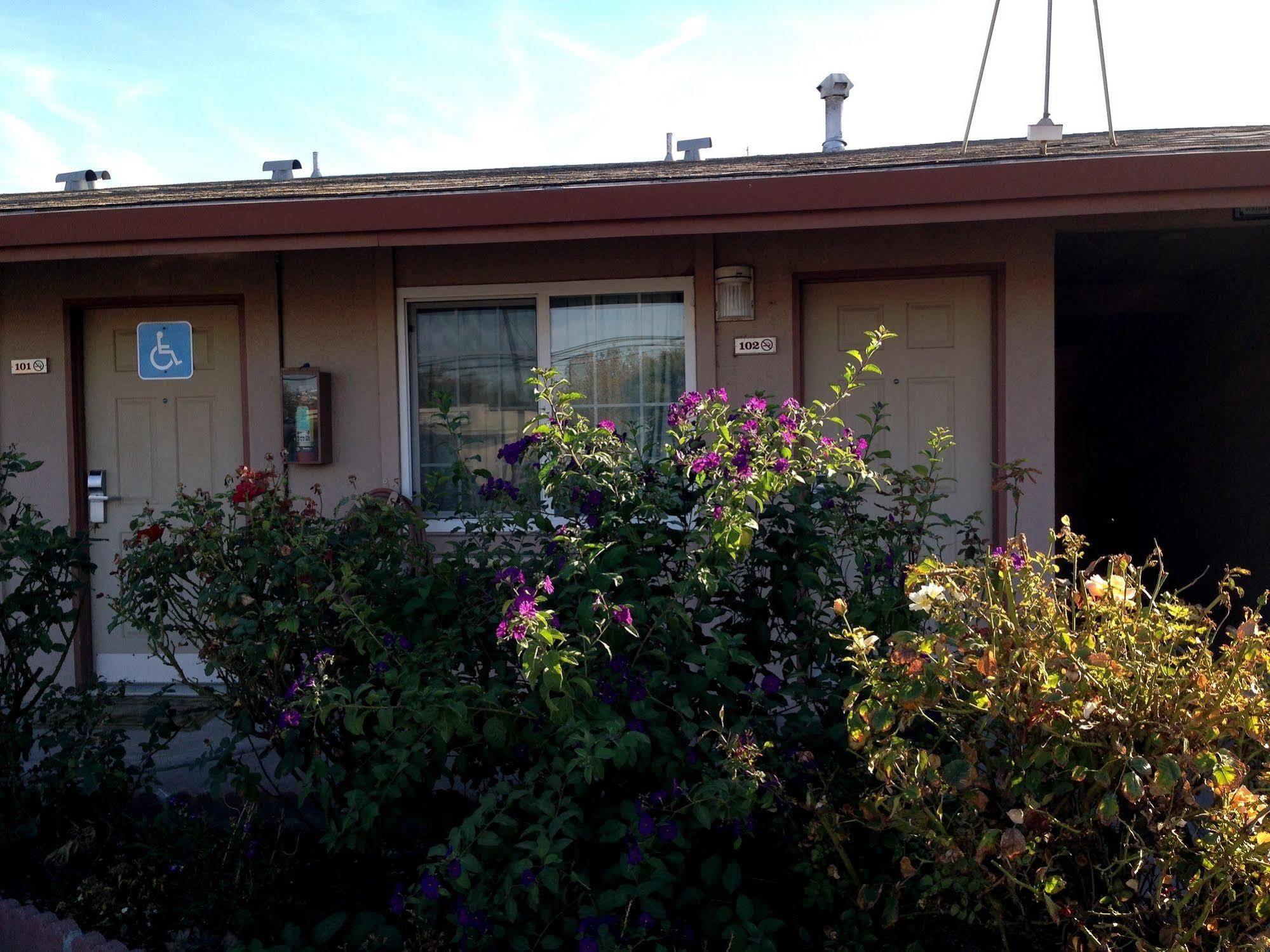 Maple Inn And Suites Los Banos Exteriér fotografie